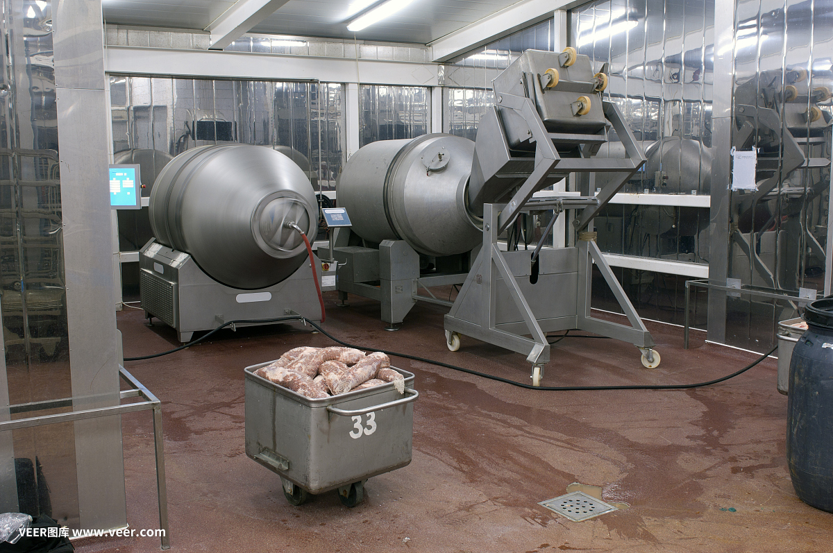 食品工厂的生产线。肉类产品的准备。